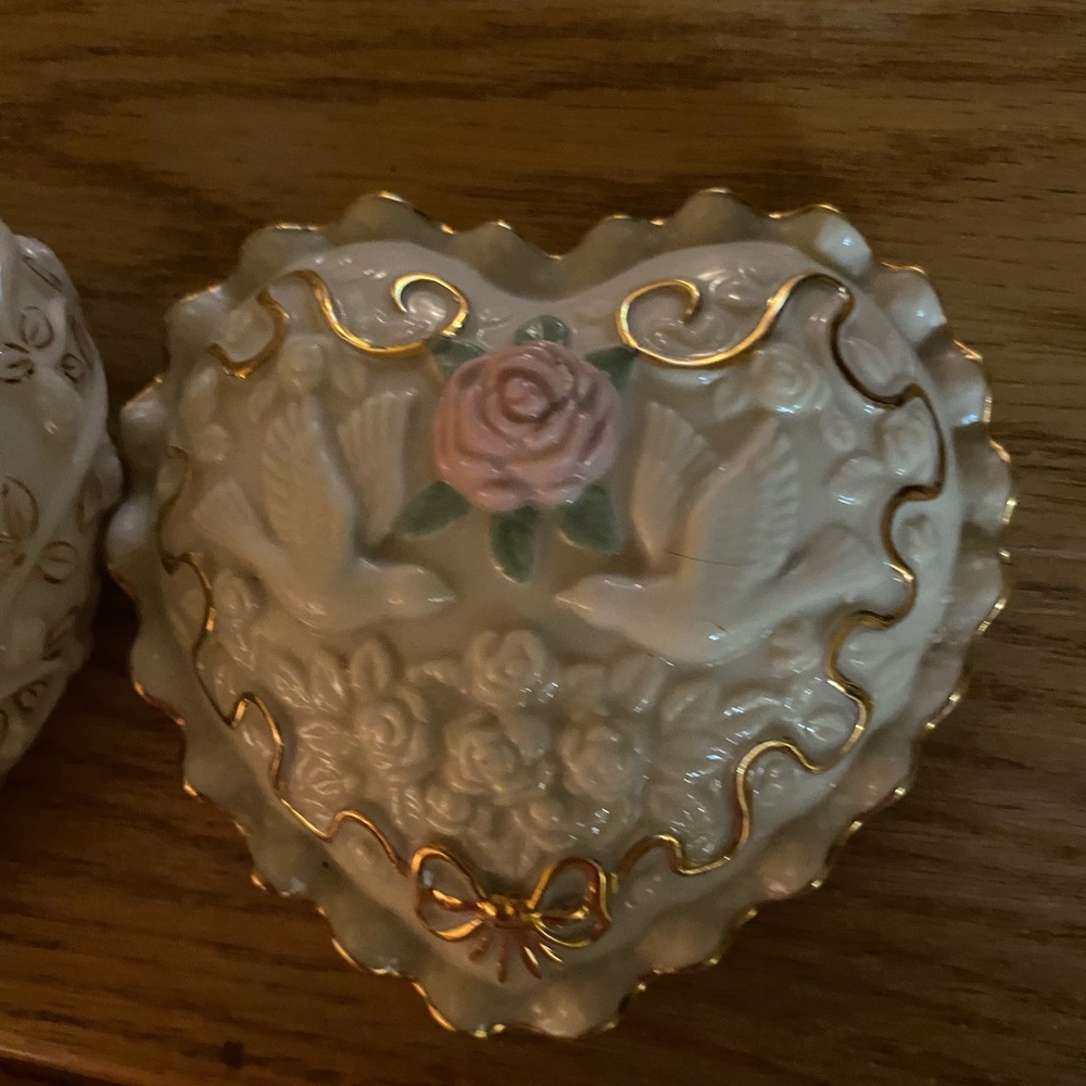 Vintage music box with beautiful doves, roses no chips or damage